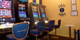 BM8 App တွင် Live Casino နှင့် Slots ဂိမ်းများ ကစားနေသောမြင်ကွင်း